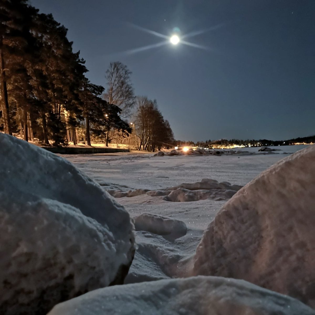 Longer evening walk. The Moon is so bright tonight! It's hard to believe it's actually dark gray. Guess it tells about how bright the sun is. #Moon #Winter #Snow #StarryNight #Walking #Mustikkamaa #Kulosaari #Kalasatama #MyHelsinki #Helsinki #Finland https://t.co/oQxx6uICmw