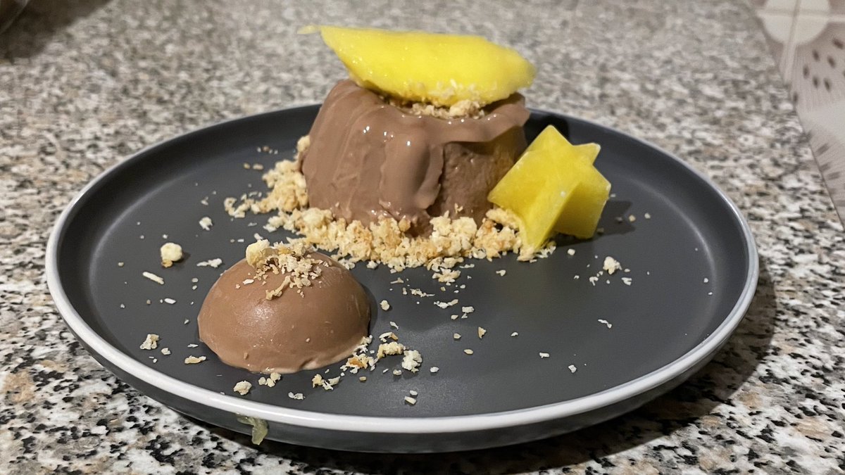 _Lucreee_'s tweet photo. Secret passion: #panna cotta al cioccolato al latte, #cuore al mango, #bavarese al cioccolato al latte, #crumble al cocco, #gel al mango, #frutta fresca @ComoCfp https://t.co/uPgjO9xedH