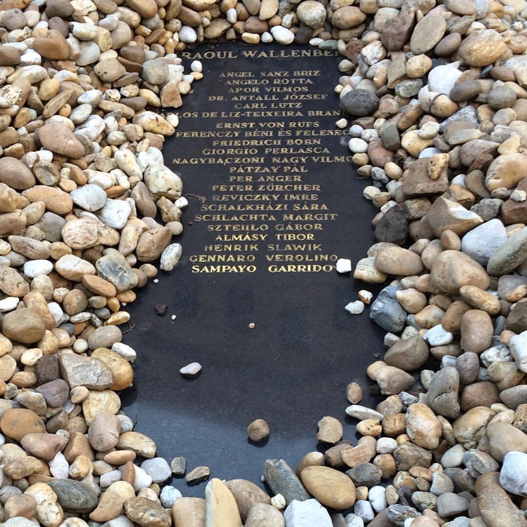 Raoul Wallenberg räddade livet på tiotusentals judar i Budapest 1944-45. Idag, 77 år efter hans försvinnande, hedrar vi minnet av hans gärningar, hans civilkurage, hans mod och hans liv.