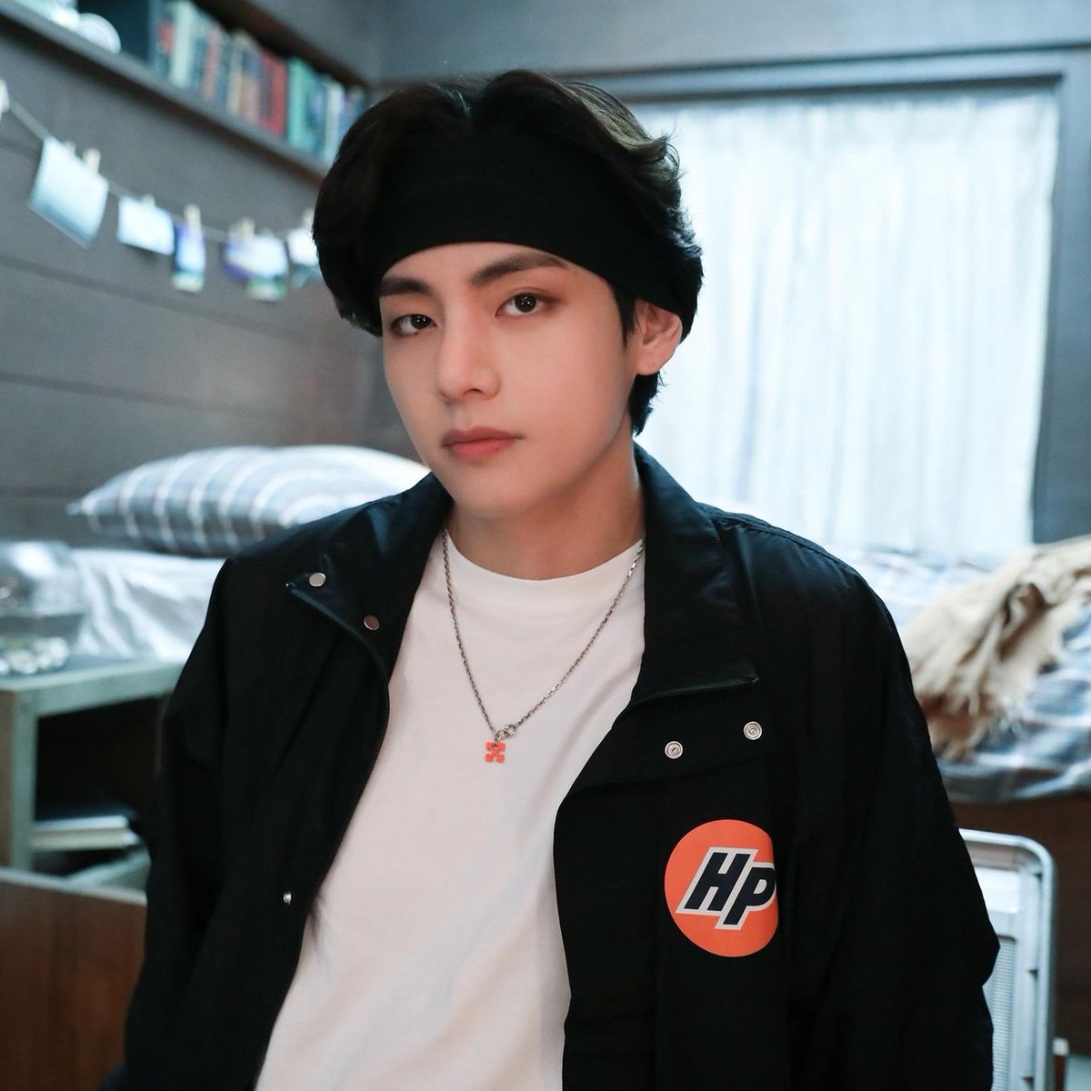 — Принесу чай, — Чонгук неловко улыбается однокласснику, выходя из комнаты, оставляя Тэхёна одного в окружении своих вещей.

Ким шумно сглатывает, уставившись на лежащюю среди учебников книгу с аккуратной надписью внизу:

"Личный дневник Чонгука".

— Нет, Тэхён, ты не посмеешь.
