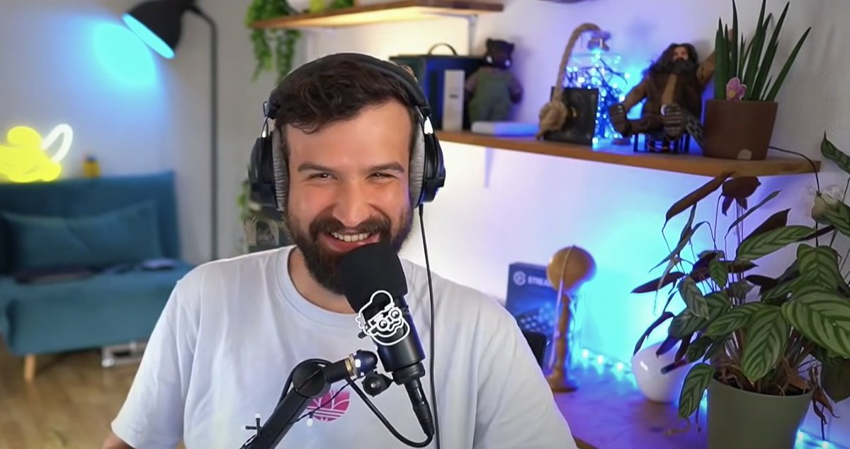 L'UX Design, <a href="/BastiUi/">Basti Ui ✌️</a> en a fait sa spécialité 🧑🏻‍💻 Le créateur partage son savoir à travers des tutos et des exemples concrets, et n'hésite pas à bien s'entourer (cc <a href="/Hardisk/">Hardisk</a>). Pour tout comprendre du design d'interface, il n'y qu'à cliquer 👉
youtube.com/c/BastiUI