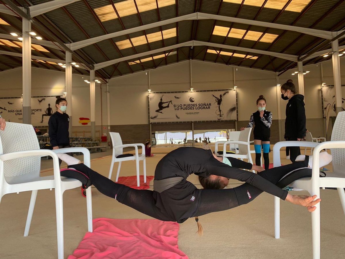 Vamos con un poco de flexi para empezar la semana! 💪🏼 A por ello #TeamColonial 🖤🦢 #ColonialSport