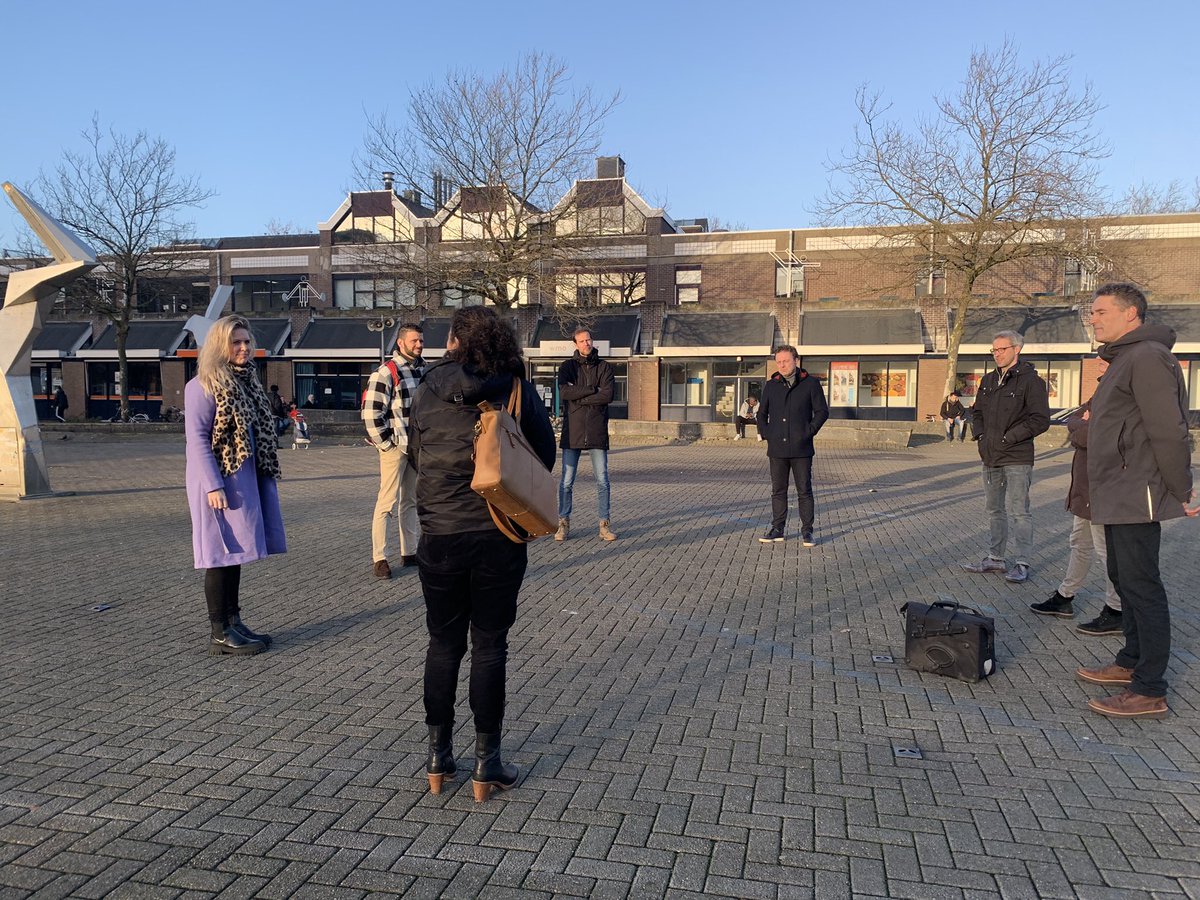 HedyvandenBerk's tweet image. Bestuurlijk overleg zoals altijd lekker buiten: niks #BlueMonday met @BasKurvers en @Verbindingkamer in het zonnetje in @BospolderT over sociaal &amp;amp; fysiek in de integrale gebiedsopgave