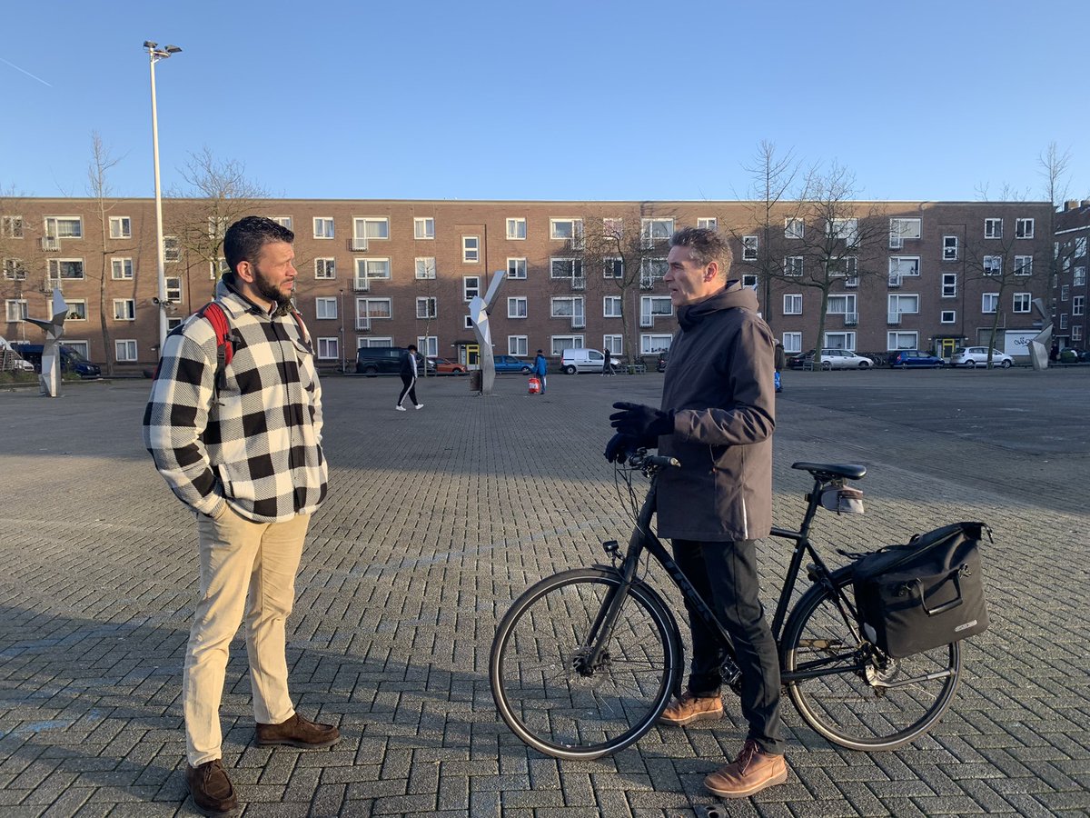 HedyvandenBerk's tweet image. Bestuurlijk overleg zoals altijd lekker buiten: niks #BlueMonday met @BasKurvers en @Verbindingkamer in het zonnetje in @BospolderT over sociaal &amp;amp; fysiek in de integrale gebiedsopgave