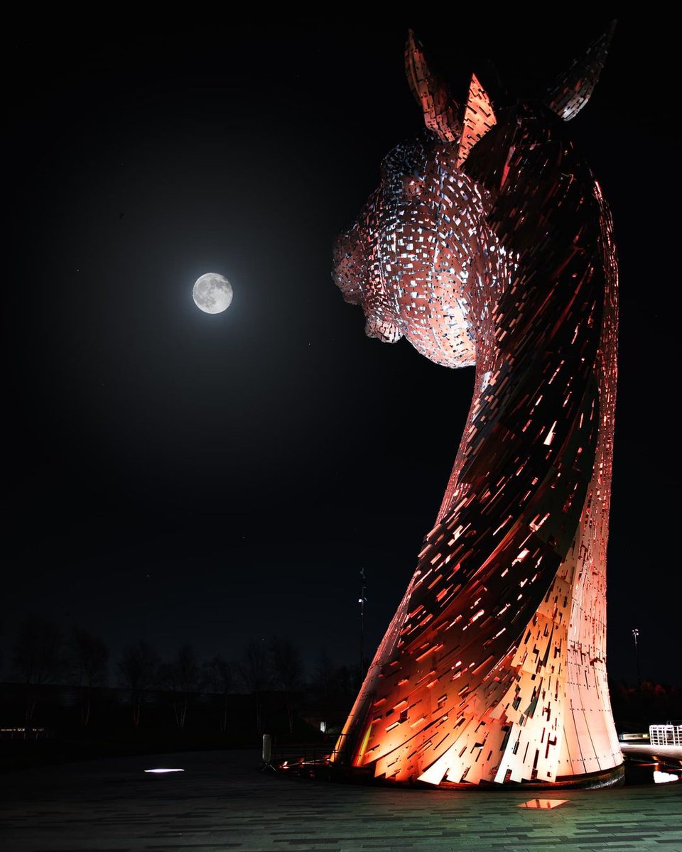 Who's looking forward to the first full moon of 2022 tonight? 🙋‍♀️🌕 #ScotlandIsCalling

📍 The #Kelpies, <a href="/HelixFalkirk/">The Helix</a> 📷 IG/mihaievelinphoto