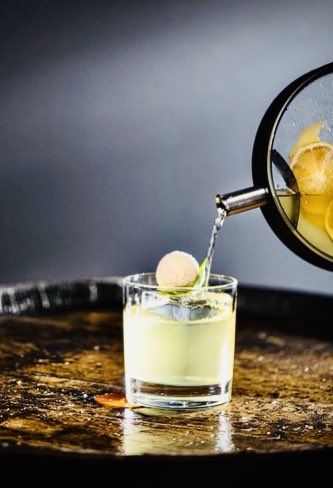 “ CLARA SINFONÍA “

.Zacapa 23 
.Filtered natural pineapple juice
.Coconut syrup 
.Lime juice
.Grated coconut 
.Curry 
.Basil 
.Clarified with milk .
.Basil and coconut bombón as garnish.

📸 <a href="/bonvivant/">bon vivant</a>.studio 

#davidriosexperience #portholeinfuser  #cocktails <a href="/ZacapaRum/">Zacapa Rum (Official)</a>
