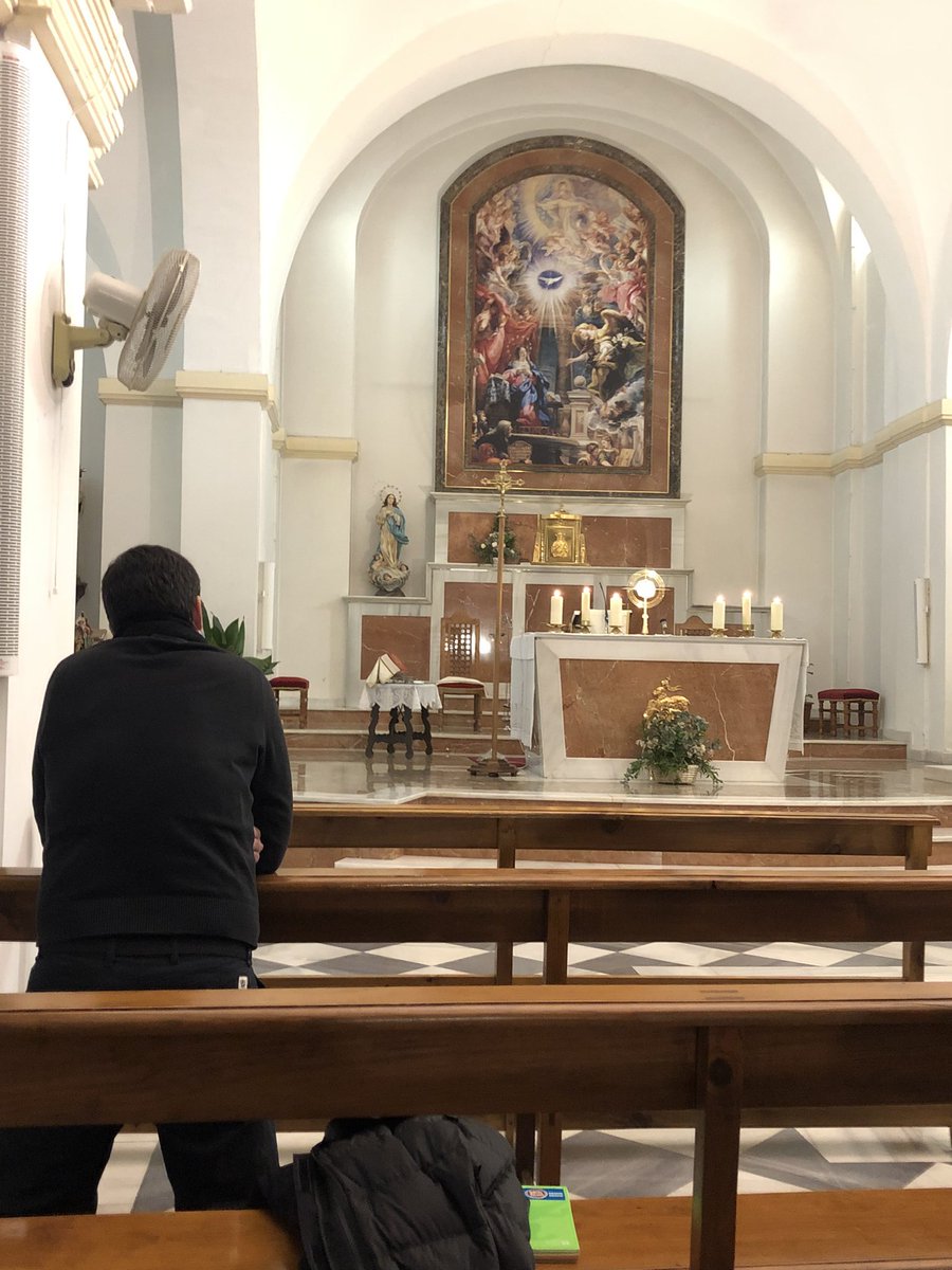 Este es un sacerdote rezando ante Dios por ti, pero no importa, porque está en silencio y no lo publicará en redes sociales.