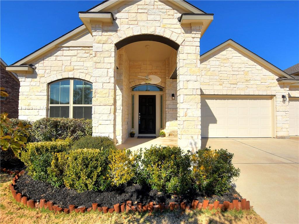 REMAXSkyline's tweet photo. This gorgeous 1 1/2 story home was built in 2016 by DR Horton and features a beautiful white stone exterior, 4 bedrooms, 3 bathrooms, a gourmet kitchen and so much more!

Reach out today!
Heather Brown®️
☎️ (512) 751-2931
@heatherbrownrealtor https://t.co/ERxtDFzBdi