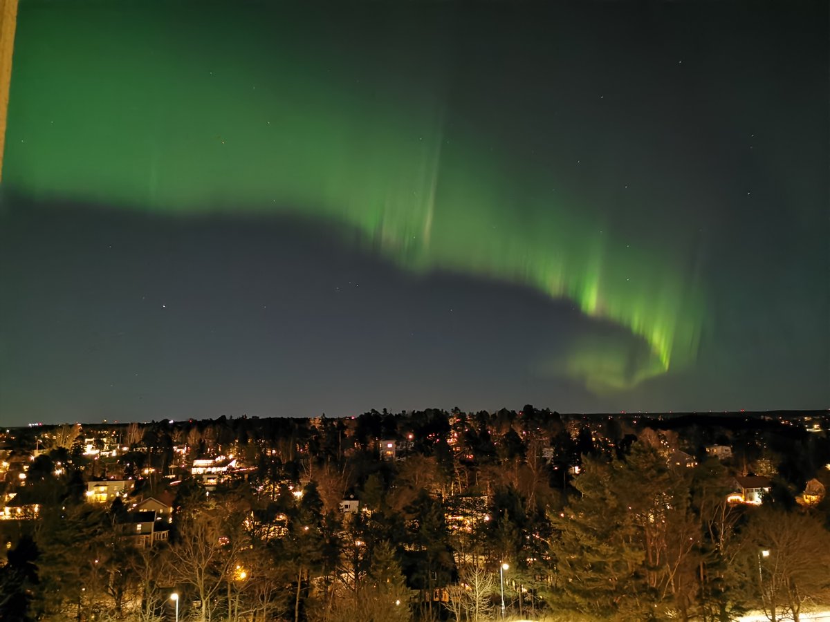 This is how your window view may look like if you live in 59° N ;)
#northernlights 
#Stockholm