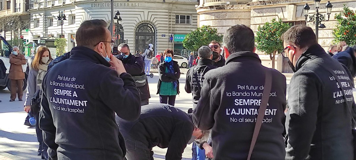 ValenciaNews_es's tweet photo. (La Banda Municipal de Valencia prosigue sus protestas ante la cobardía del Gobierno Municipal  ...) - Lee más a través del siguiente link https://t.co/4ujro1hCGa

@salvembsmv @AjuntamentVLC @joanribo @SanGomezLopez @emilianoVLC @gtellocompany @Fginer @mjosecatala @JosGOSALBEZ1 https://t.co/N8UfE36Ebx