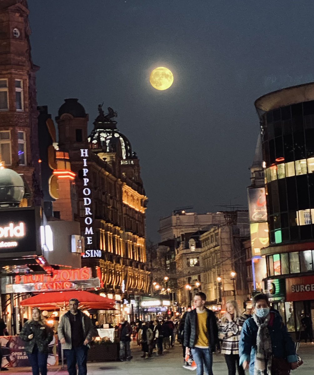 BasciuCristiano's tweet photo. My picture of the moon tonight in Leicester Square…. #magiclondon https://t.co/mwGxNWiNvt