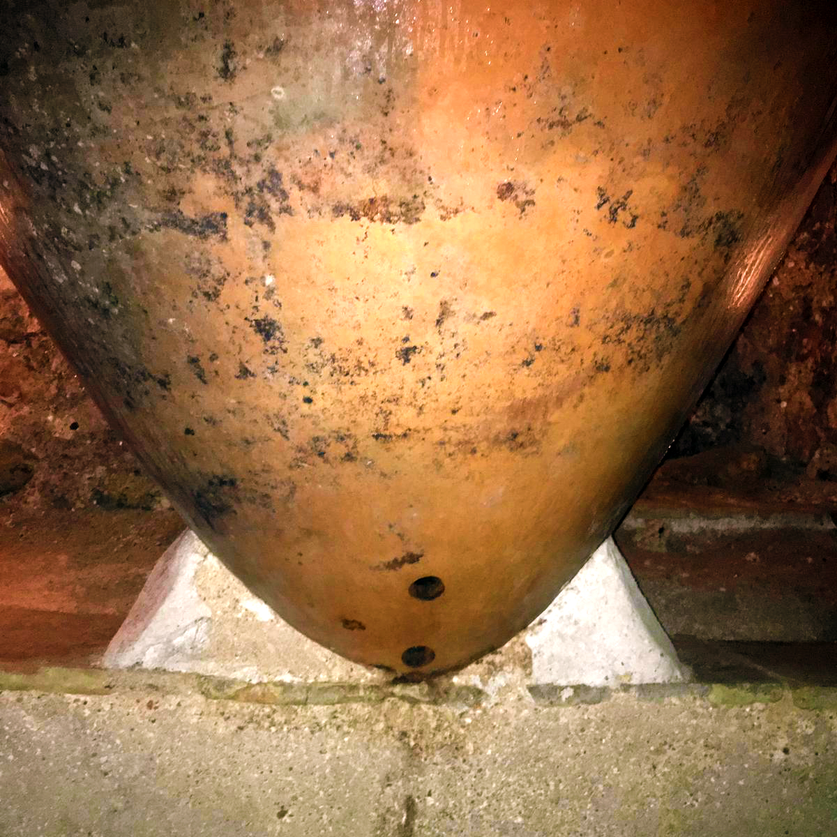 🍷Para el vaciado, las tinajas cuentan con dos orificios, llamadas espitas. En la espita superior se acoplaba una especie de grifo de madera para poder extraer el vino. La espita inferior se utilizaba, en cambio, para el vaciado de los posos. ¿Lo sabías?