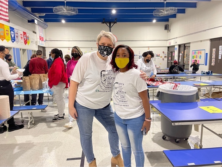 TheHornetsHive's tweet photo. What a great morning!!! It’s always a pleasure to partner with YouMatter2 on this Martin Luther King Day of service.  Today we made over 400 lunches and 30 blankets. #gohornets161 #MLKDayofService #youmatter2 https://t.co/R1VAmSvRak
