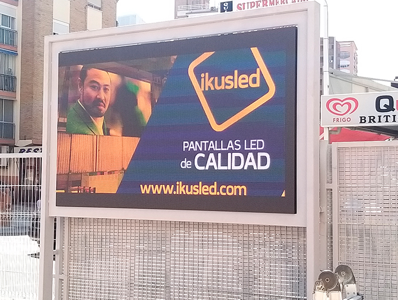 ikusled's tweet photo. Galería de fotos de una #pantallatv gigante en la terraza exterior de Pub inglés en #Benidorm. Tecnología led full color SMD modelo píxel 3 mm integrado por reproductor omnicanal para salida de señal de televisión mediante conexión DVI o HDMI. https://t.co/CprNX0X6pC