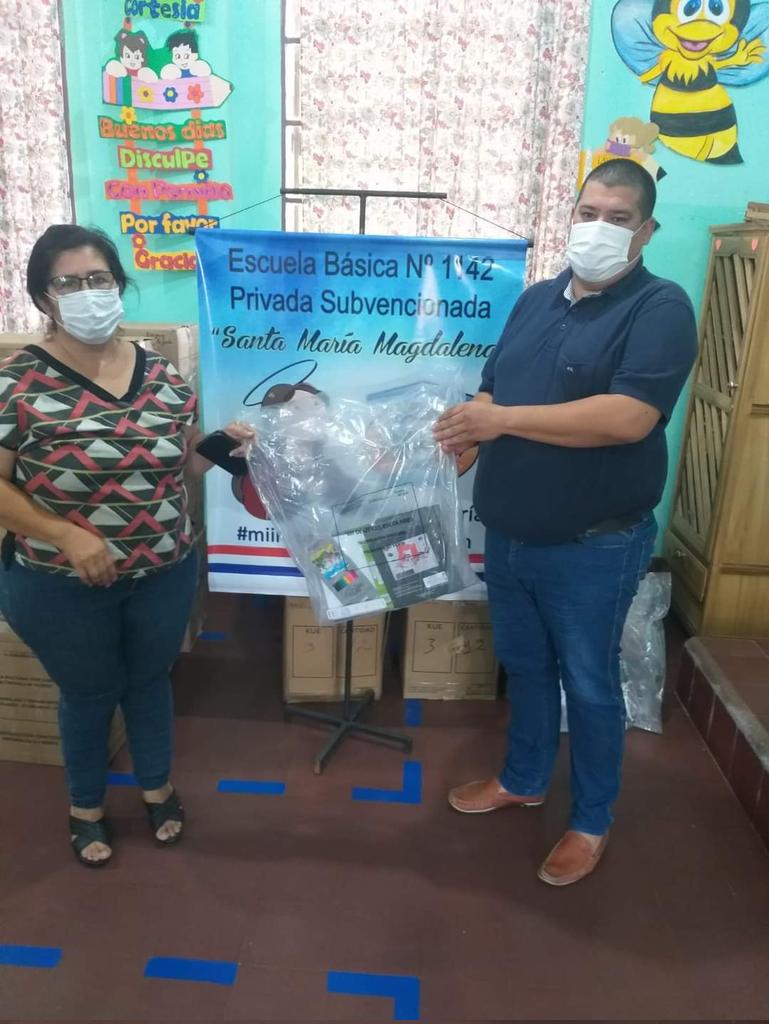 NeembucuEduc's tweet photo. #kitescolar ✏️📒🇵🇾
#lunes 
#SeguimosTrabajando 
Entrega en la Escuela Santa María Magdalena FROSEP , acompañando el compañero Referente @Sosa71S. 
Construyendo juntos la educación que soñamos 🇵🇾 https://t.co/6IJoFcvkYU