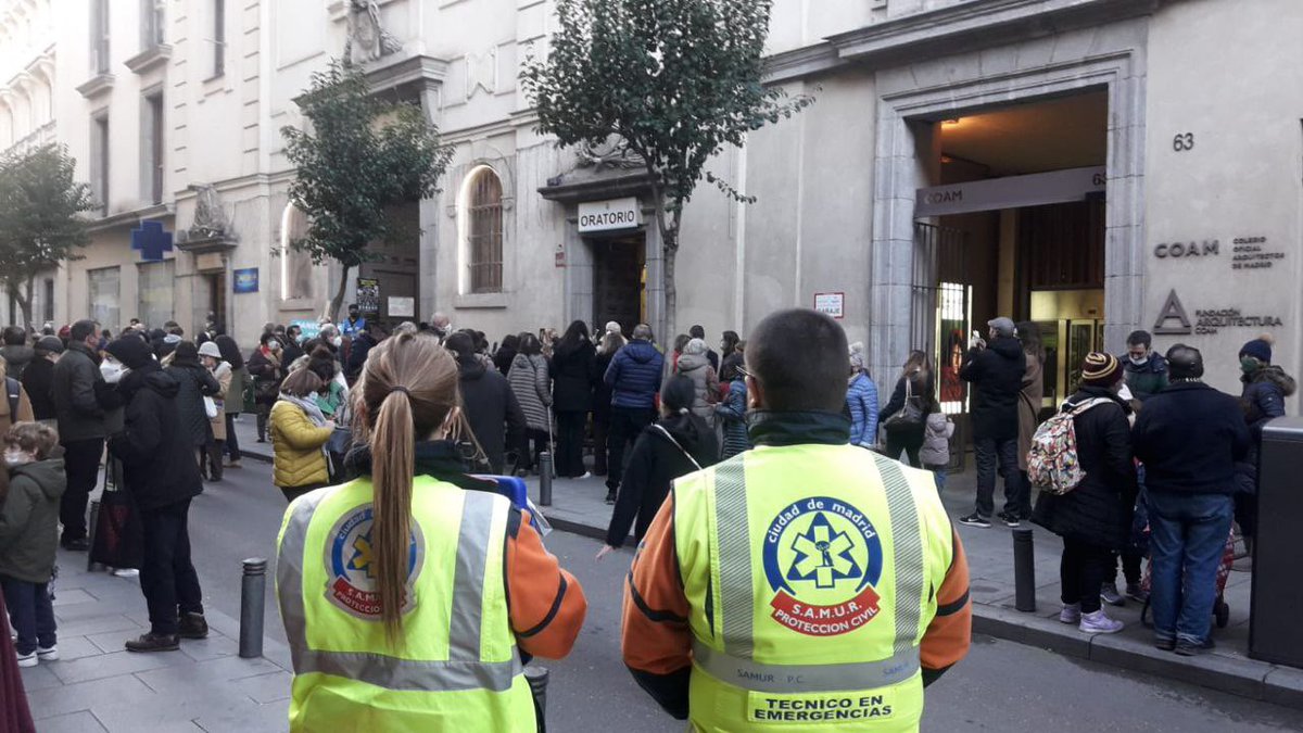 SAMUR_PC's tweet photo. 🙌🏻 Nuestra Unidad Canina participa en la festividad de #SanAntón y acude a que nuestros perros reciban la bendición en este día junto a los compañeros de @policiademadrid. Además damos cobertura a dicho acto con una unidad SVB (Soporte Vital Básico). https://t.co/ONdEbjfipQ