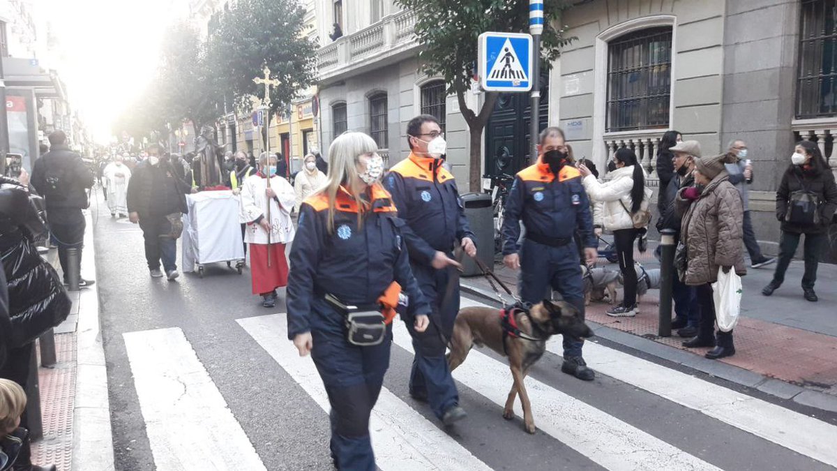 SAMUR_PC's tweet photo. 🙌🏻 Nuestra Unidad Canina participa en la festividad de #SanAntón y acude a que nuestros perros reciban la bendición en este día junto a los compañeros de @policiademadrid. Además damos cobertura a dicho acto con una unidad SVB (Soporte Vital Básico). https://t.co/ONdEbjfipQ