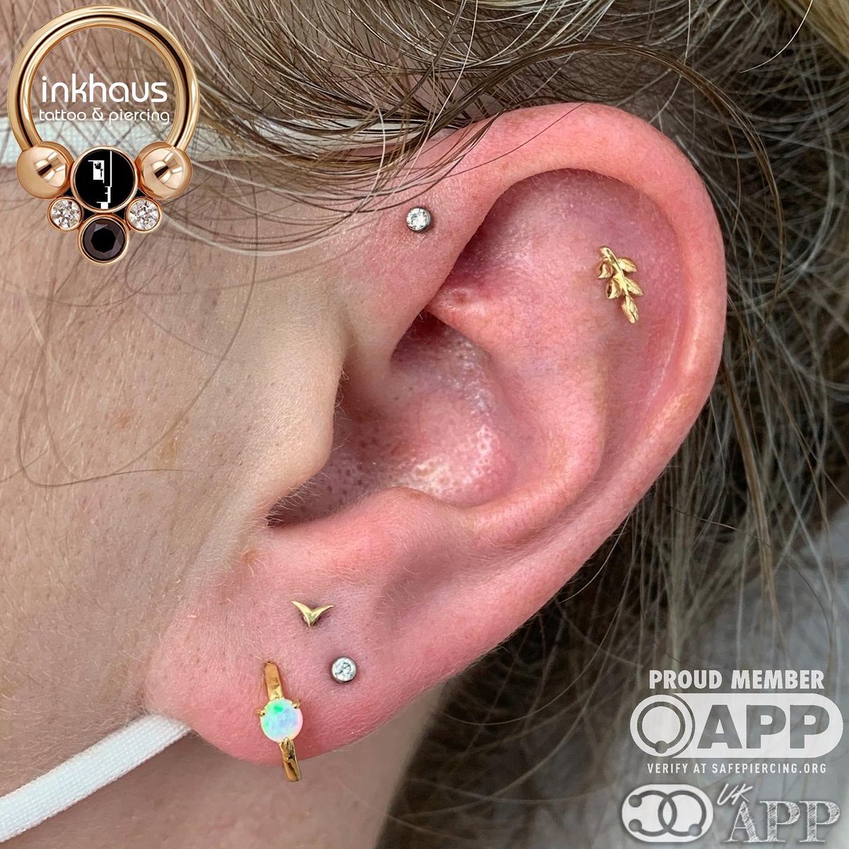 inkhauspiercing's tweet photo. This client came in for a forward helix and #stackedlobe #piercing. She chose a super cute yellow gold ‘wings’ shape from @ANATOMETAL for her stacked lobe and a clear CZ from @NeoMetalJewelry for her #forwardhelix. We also changed her flat to this beautiful Junipurr ‘sprig’ 🌿 https://t.co/bcEfeUPkdX