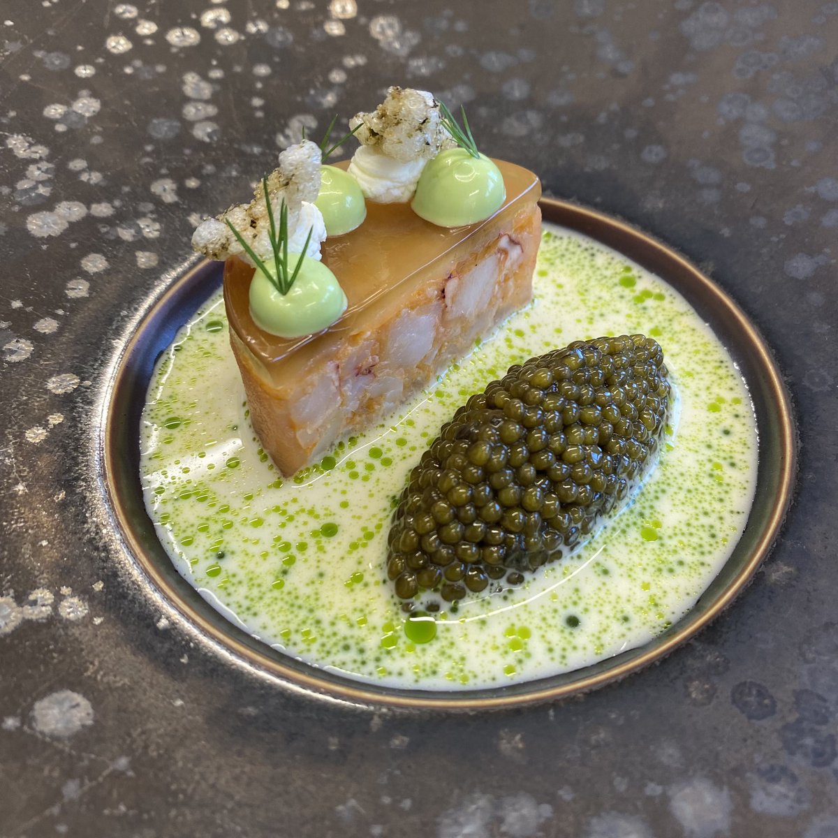 ThomasDorfer75's tweet photo. Lobster &amp; langoustine - chives myonnaise - nori-crisp - buttermilk-beurre blanc &amp; imperial caviar https://t.co/KDbZI558ve