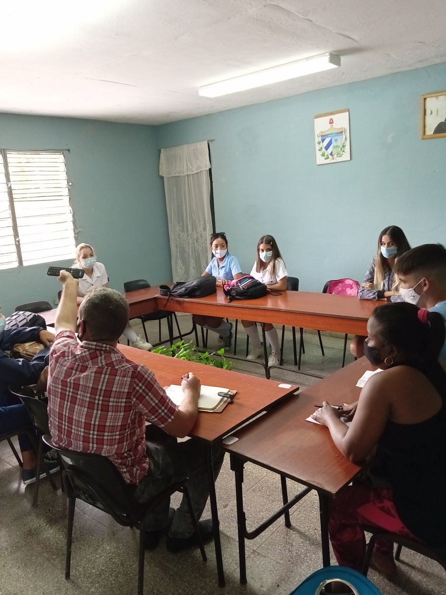 FeemTunera's tweet photo. El intercambio sano y creativo, crítico y justo fue lo que sostuvimos hoy con estudiantes, profesores y dirigentes de nuestra Organización en el IPU Francisco Muñoz Rubalcaba del municipio Tunas.
#feemtunera #UJCLasTunas  #AhoraTeTocaATi #VamosConTodo https://t.co/3KzzAIet9W