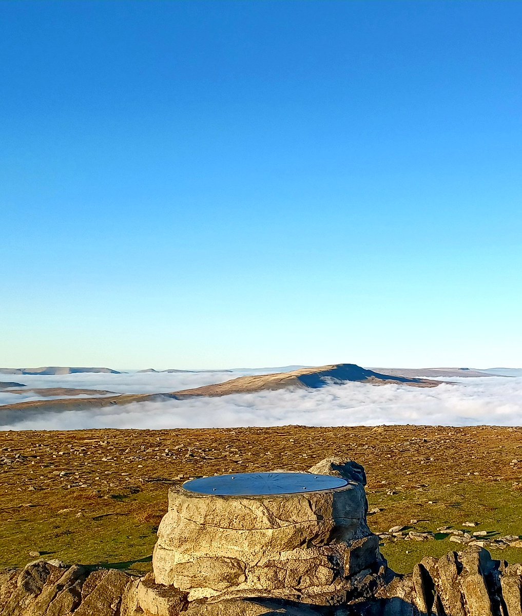 Whernside frm Ingleborough tday <a href="/MetOLeeming/">Met Office Leeming</a> <a href="/yorkshire_dales/">Yorkshire Dales National Park</a>