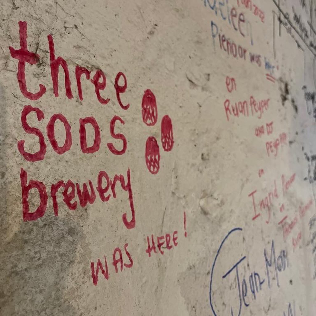 threesodsbrewer's tweet photo. Adam and Nats are flying the Three Sods flag high on their trip to South Africa. Today they’re at @triggerfishbrewing near Cape Town 🍻

#threesodstakesouthafrica #capetown #triggerfishbrewery #craftbeersouthafrica #londonbrewery #beeroclock #properpint https://t.co/YojYVHBlxo