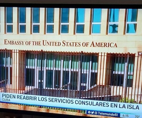 Penlope79050832's tweet photo. #ConsularServicesInCuba @POTUS la reunificacion cubana necesita atencion , necesitamos con urgencia una embajada ,las familias estan gritando ayuda y nadie las escucha ,nuestros hijos han crecido lejos de sus padres. https://t.co/44WQZMYPDL