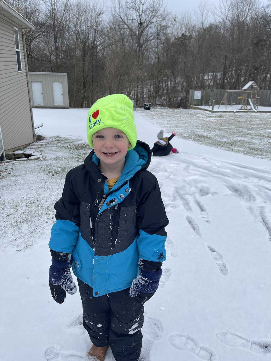 MaryMichelleAmb's tweet photo. @Kentuckyweather doesn’t take much snow to please my two and the Husky! We are in Bedford, KY https://t.co/oTN2GEH7EY