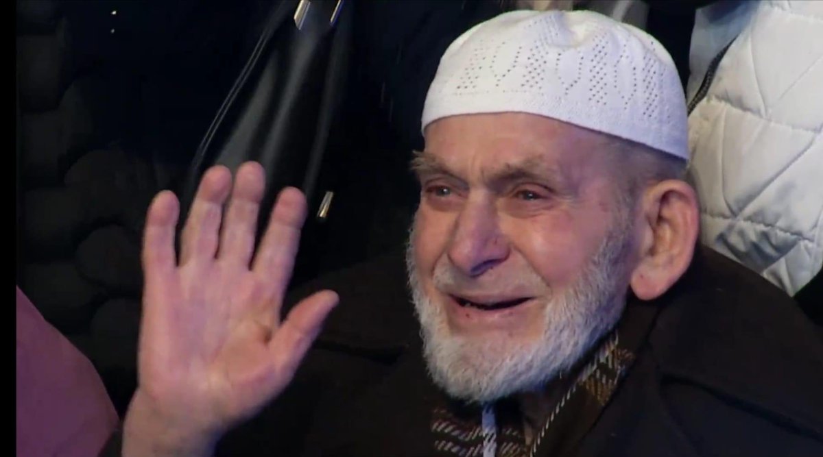 Cetres1's tweet photo. Tiran/Ethembey Camii açılışından bir kare… Arnavutluk’un yakın tarihini bilenler için bu fotoğraf çok anlam ifade ediyor. Yıllarca Türkiye’yi bekleyen Balkan halklarının umut ve sevinç gözyaşları…Rabbim Cumhurbaşkanımızı başımızdan eksik etmesin. https://t.co/MFSmlIwN2r