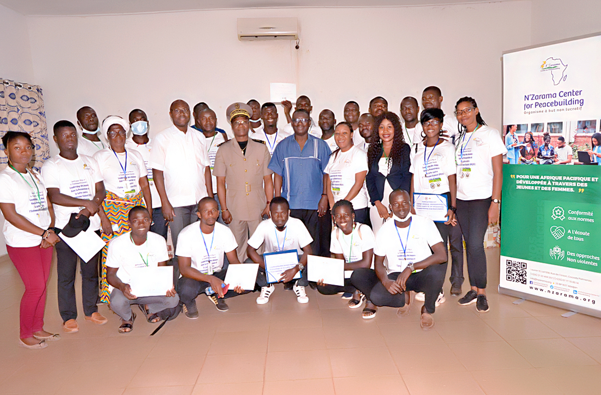 NzaramaNCP's tweet photo. Sport pour la #paix et la transformation sociale: leadership des #jeunes dans la prévention et la lutte contre l'extrémisme #violent (PLEV) en Côte d'Ivoire.
Jour 3: Remise d'attestation de participation aux 25 jeunes #leaders
#daloa #nzarama #plev #sport https://t.co/XHizhijbva