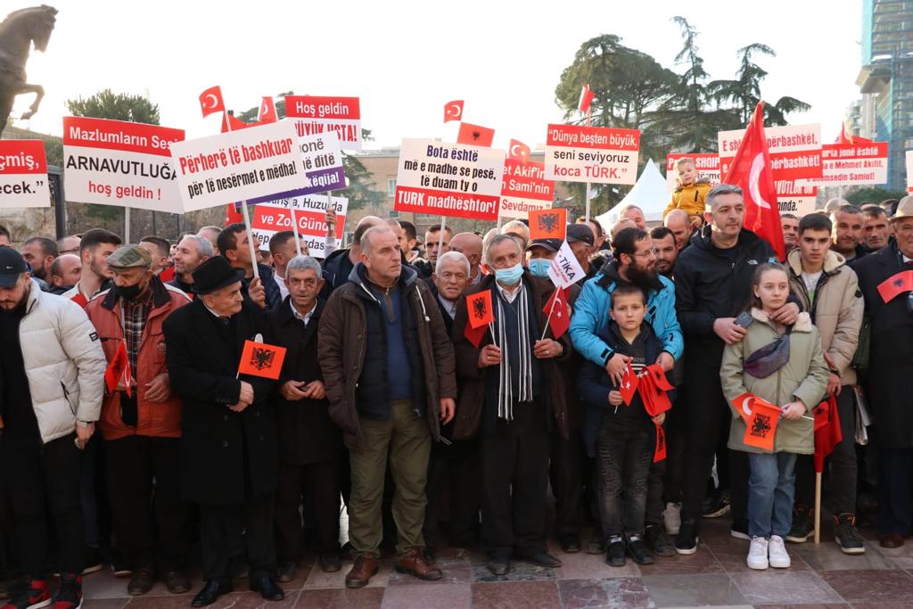 Akparti's tweet image. Cumhurbaşkanımız Recep Tayyip Erdoğan’a Arnavutluk ziyaretinde vatandaşlar sevgi gösterisinde bulundu.