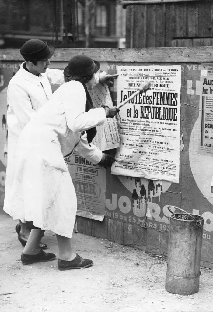 ParisAMDParis's tweet photo. Militantes pour le droit de vote des femmes en train de coller des affiches. 
1935  #Paris https://t.co/pIeKzdyxN8
