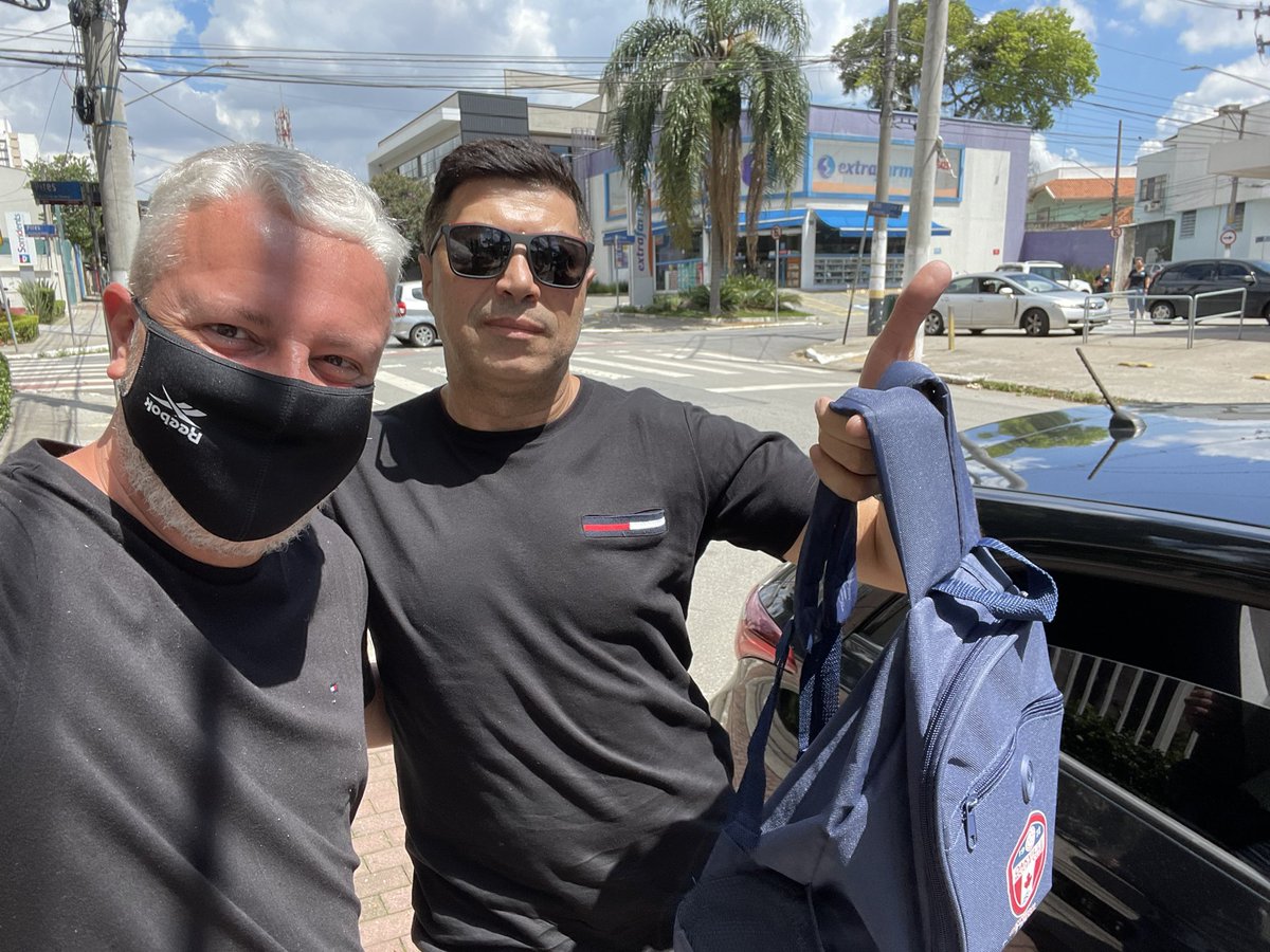 Ontem esquecemos dois iPads no táxi. Hoje o motorista do aplicativo <a href="/Uber/">Uber</a> , Edesio do Nascimento, fez uma viagem de Santo André até São Paulo para entregar os dispositivos. O Edesio representa a grande maioria dos brasileiros: pessoas honestas e do bem. Obrigado Edesio!