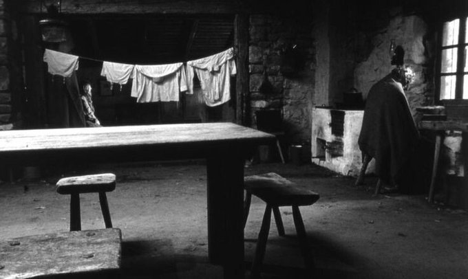literlandweb1's tweet photo. "—Estoy cansado, padre.
—¿Cansado de qué? Si no haces nada desde que sale el sol hasta que se pone.
—No vivir es lo que más cansa".
Mia Couto
🎬"El caballo de Turín", Béla Tarr y Ágnes Hranitzky (2011) https://t.co/gXiAc3adN9
