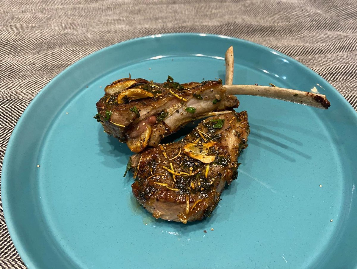 Homemade herb roasted lamb and red wine”Barricas, 2018” So delicious!!🍷 自家製子羊肉の香草焼きと赤ワイン「2018年バリ