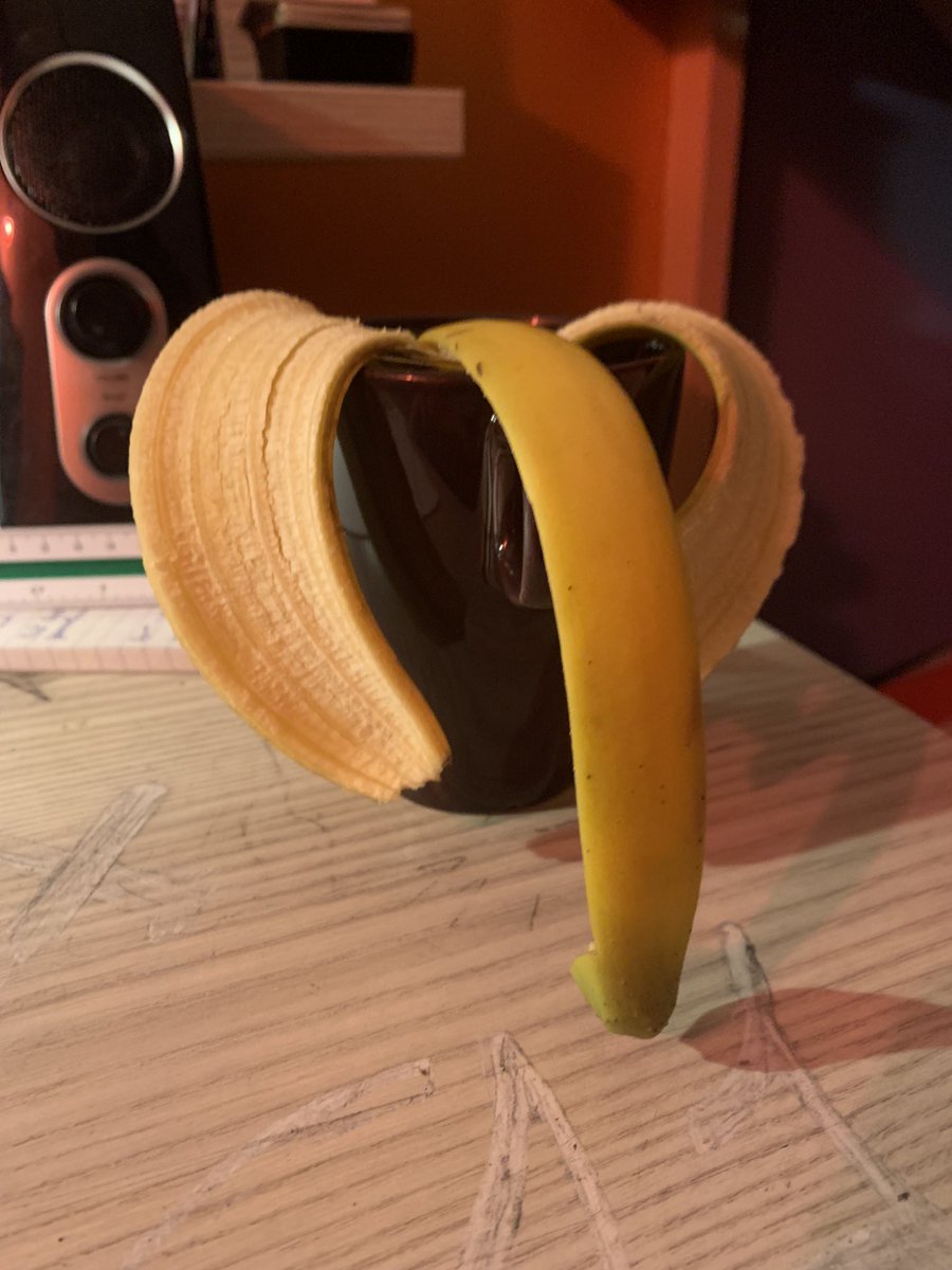 I swear this is avant garde art! Just look how the banana is submitting to gravity😳🤩 so cool! Its just like the seasons. Forever falling in one other