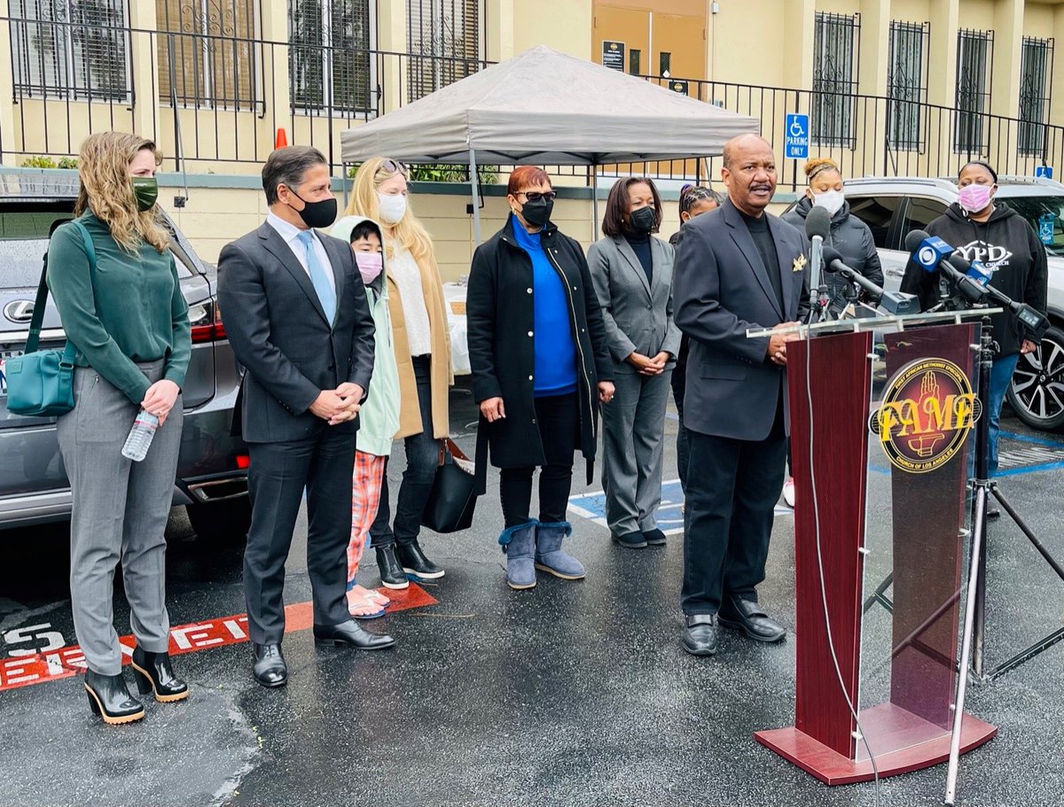 Incoming Superintendent Alberto M. Carvalho @MiamiSup visited with Pastor J. Edgar Boyd and members of the @famechurch congregation to commemorate #MLKDay and celebrate Dr. King’s legacy by offering vaccines and testing to community residents through the #HopeClinic.