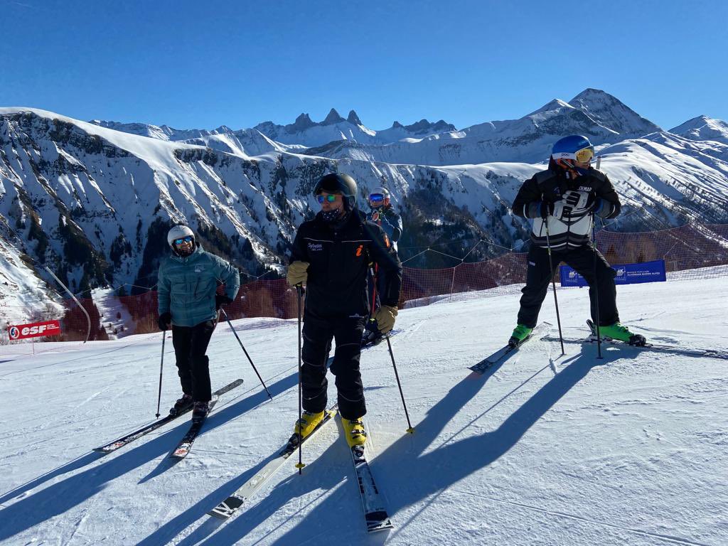 AlexMaulin's tweet photo. Très belle journée de #ski avec la Présidente de la @FedFranceSki Anne-Chantal Pigelet pour partager nos ambitions pour le ski et les stations. Vu les conditions on peut dire que ce fut une #Sybelles journée !
 @y_dimier @l_reynaud 
@DSkiables @LesSybelles https://t.co/zY31S9gsgP