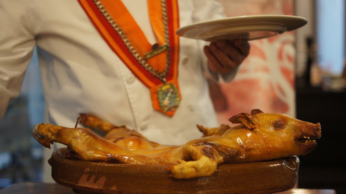 Lugarnia_'s tweet photo. El cochinillo de Segovia es un plato emblema de la provincia de Segovia y, de hecho, en 2002 fue catalogado por la Junta de Castilla y León en la categoría de Marca de Garantía. Pero, ¿cómo se elabora este plato tradicional segoviano?  #Gastronomía

https://t.co/Q6dZDAzGpE https://t.co/xbVqrCvwEW