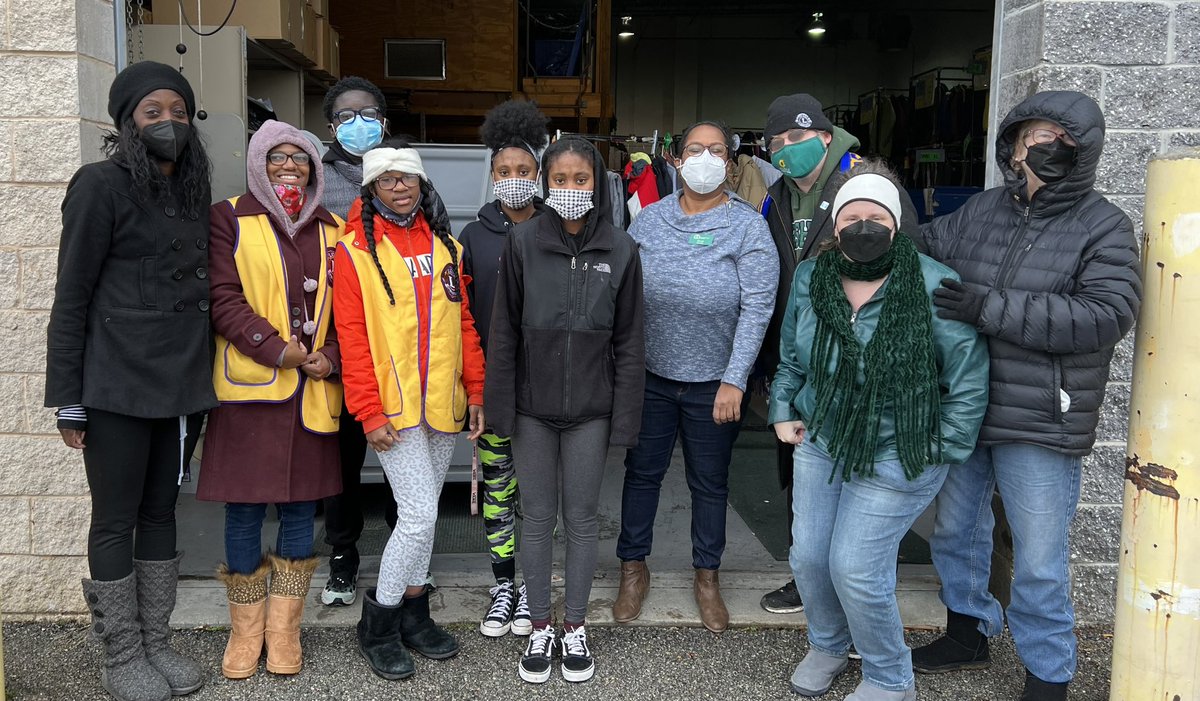 the_pano's tweet photo. Today is #MLKDay and for me, it’s a day of service. I took a group of youth from our community &amp; donated 200 boxes of food to homeless shelters, and 30 bags of clothes to an agency that helps families who are housing insecure.  While you secure your bags, I’m giving mine away. https://t.co/3J2Vw4nhzO