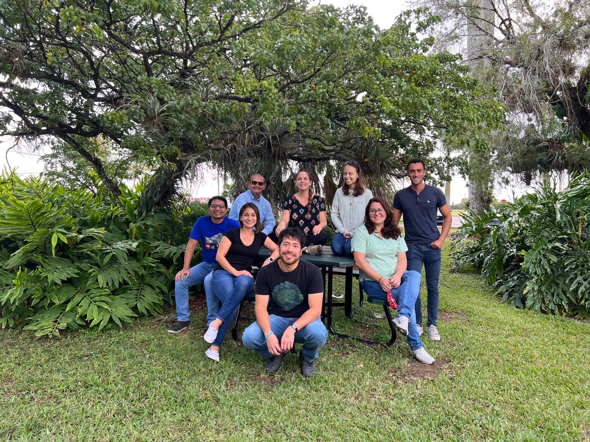 ClinicPlant's tweet photo. Now that we reached 3,000 followers, I would like to re-introduce my lab and share the most recent photo 🤩 We study plant diseases affecting tropical and subtropical natural and agricultural ecosystems, the good #fungi and the bad ones #plantdiseases🍄💀 🧫🔬🦠@UFTropical 🥑🥭🌺 https://t.co/JqlkDO93ez