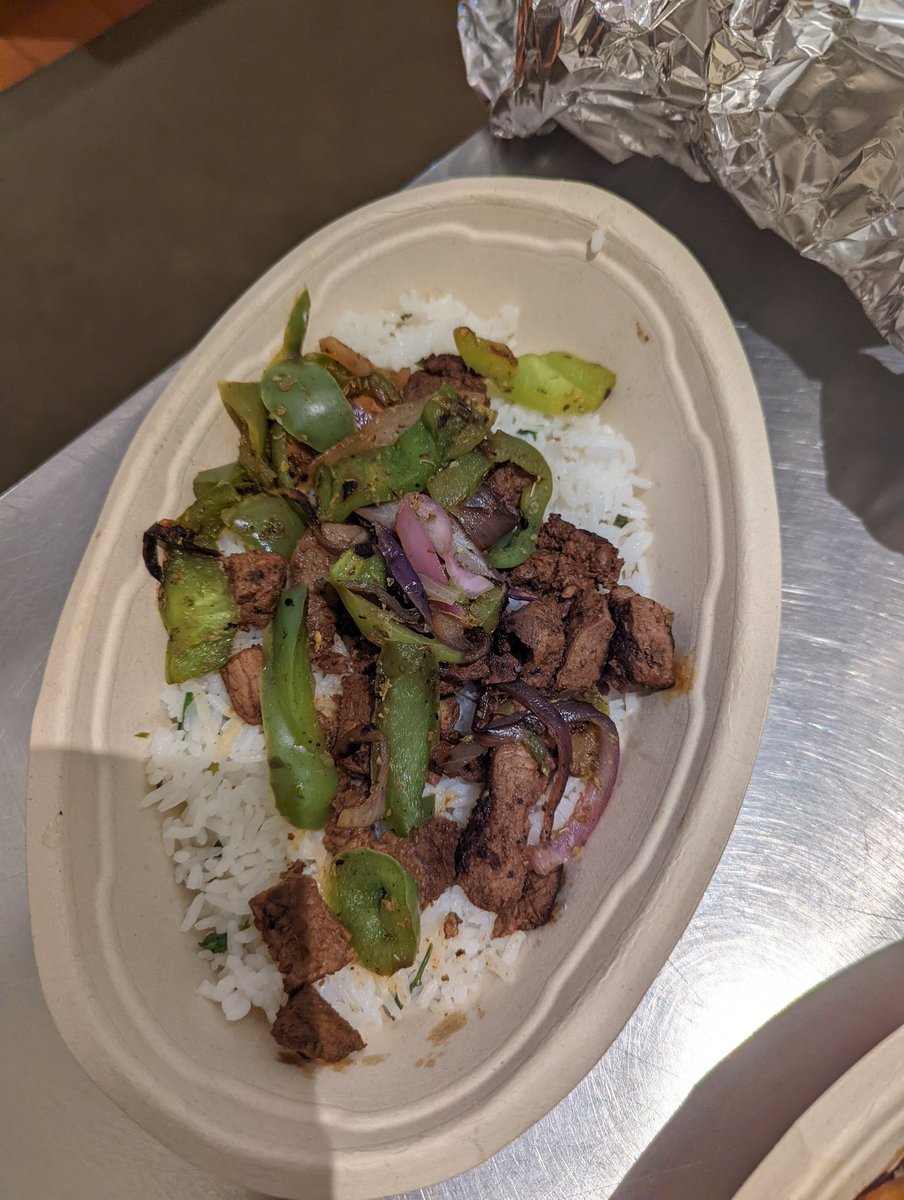 ajrichardson12's tweet photo. @ChipotleTweets this is a $11 bowl? 😬🤔 https://t.co/rvUCeJQdHE