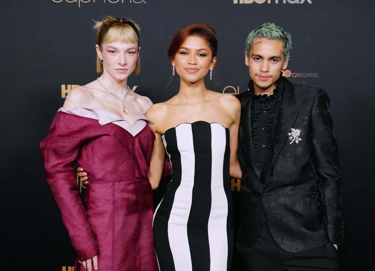 PekeGriffyn's tweet photo. 2nd season of #Euphoria could be summed up with these two photos👇😜😂 #Fezco #LexieHoward #JulesVaughn #RueBenneThe #Elliot #AngusCloud #MaudeApatow #HunterSchafer #Zendaya #DominicFike https://t.co/hzujkQYKKy
