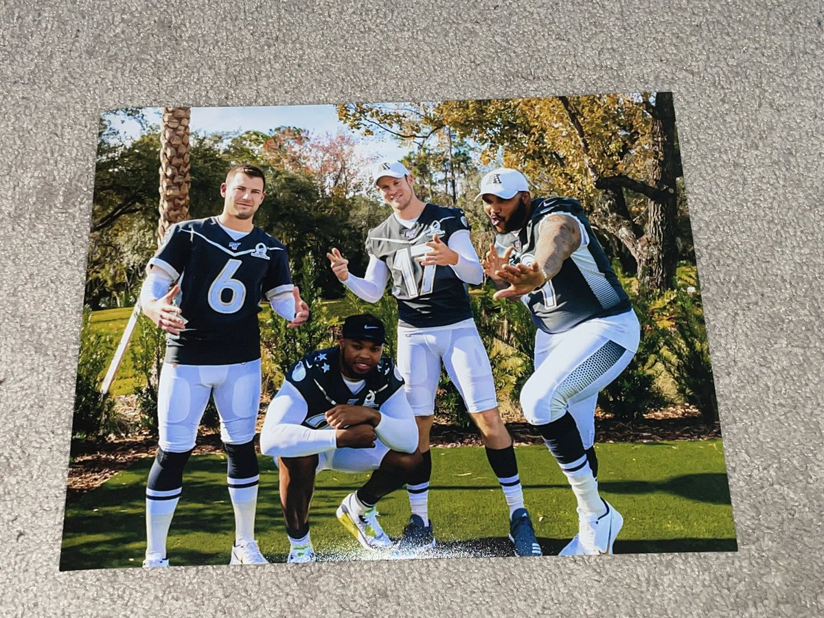 🚨🚨#TITANS GIVEAWAY🚨🚨

Winter is here, and I’m giving away this King Henry signed jersey card and 11x14 photo of the 2019 Titans Pro Bowlers.

Retweet for a chance to win. Winner can follow but must be a Titans fan. Winner drawn Thursday. 

Good luck and Titan Up ⚔️