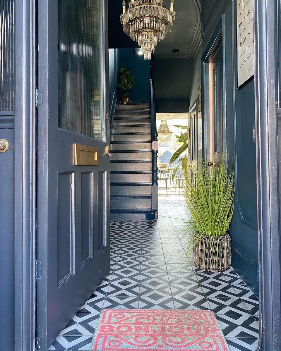 This entryway commands attention.  What do you love about this space?
.
.
.
#entryway #chandelier #entrywaylighting #foyer #frontdoor #interiorstyling #floortiles #periodhome #homreno #staircase #wallcolour #vintagehome
Image via @farrowandball