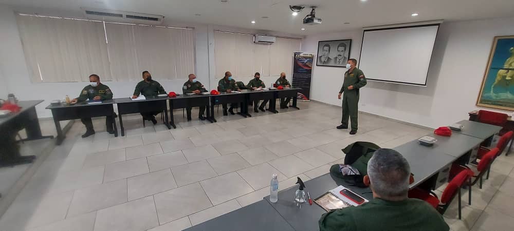 🇻🇪 CON LA MÁXIMA COHESIÓN, sostuve una reunión con el EMG de la AMB, para asegurar el total cumplimiento de las instrucciones asignadas por nuestro CJ <a href="/NicolasMaduro/">Nicolás Maduro</a>, dirigidas por mi GJ <a href="/vladimirpadrino/">Vladimir Padrino L.</a>. 
¡Avanzando y Venciendo en este nuevo año 2022! #PuebloDefensorDeLaPatria.