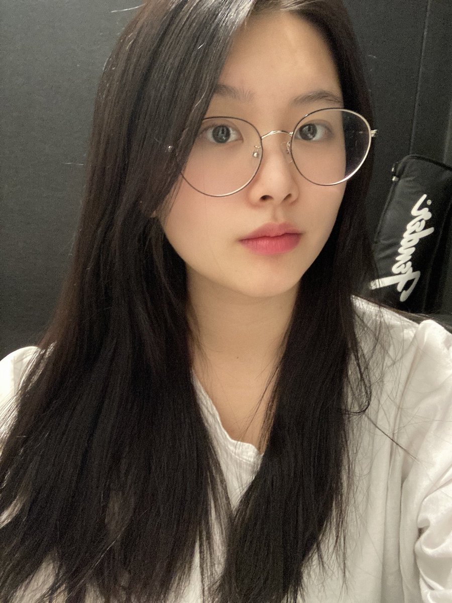 VIOLETKISSTW_'s tweet photo. Me traje hasta mis lentes (👓) para poder ver mejor cuando mis bebés estén sobre el escenario dándolo en el #𝐊𝐈𝐍𝐆𝐃𝐎𝐌2nd𝐂𝐁. Sé que lo van a hacer increíble como siempre pero rómpanse una patita, por si las moscas. Los tkm. (づ ᴗ _ᴗ)づ♡
 
—— like a 𝐒wan, #AMĘLIA 🦢 https://t.co/V3NaydfsFM