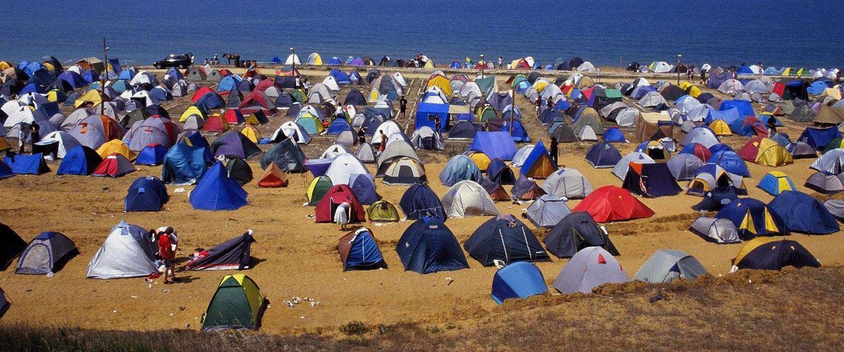 rokerr's tweet photo. Rockistanbul 2005'ten bir görüntü. Tüm festivallerde duyulan sızlanmalar, çadırlar arasında dolandırdı. Yok Megadeth sonrası Garbage mi olur. Deniz dalgalıyken festival mi yapılır. Bira sırası çok uzun... Bir bok beğenilmez hep şikayet edilirdi. Allah çarptı sonra böyle olduk https://t.co/rXfAeYGn5p