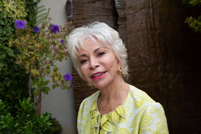 latercera's tweet photo. El regreso de Isabel Allende: “Veo a jóvenes que no quieren sufrir. ¿Qué vas a hacer con tu vida si no quieres sufrir?” https://t.co/fZP2P9srF6 https://t.co/r00BLsQaIC