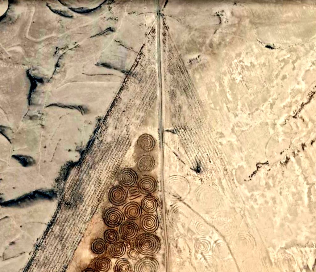 LPDJ82's tweet photo. This is Verneukpan, Northern Cape, South Africa viewed on Google Earth. The mystery of the site always intrigued me so I went there.../

29.999649°S 21.101934°E https://t.co/janDuPB301